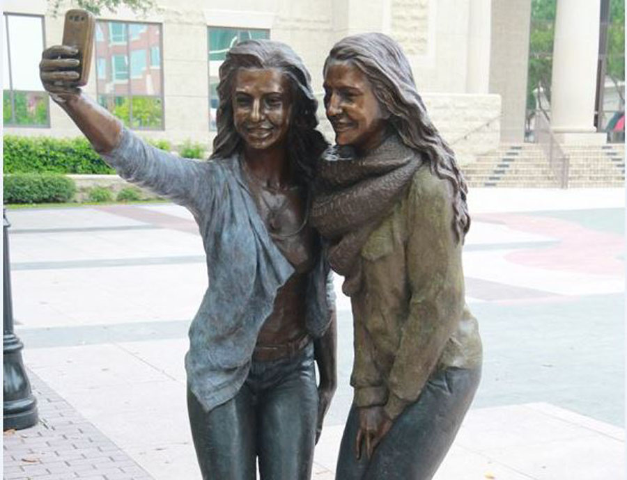 selfie statue_131866