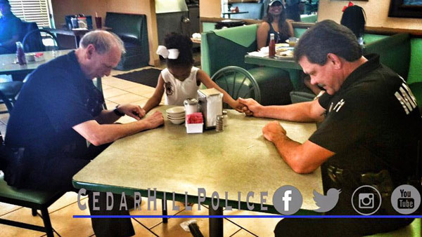 r-officers-pray-with-girl_133811