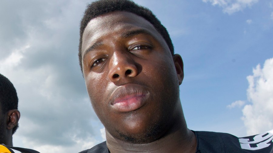 FOOTBALL-PLAYER_153298