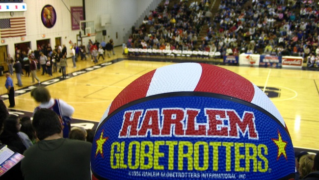 Globetrotter hits trick shot_154905
