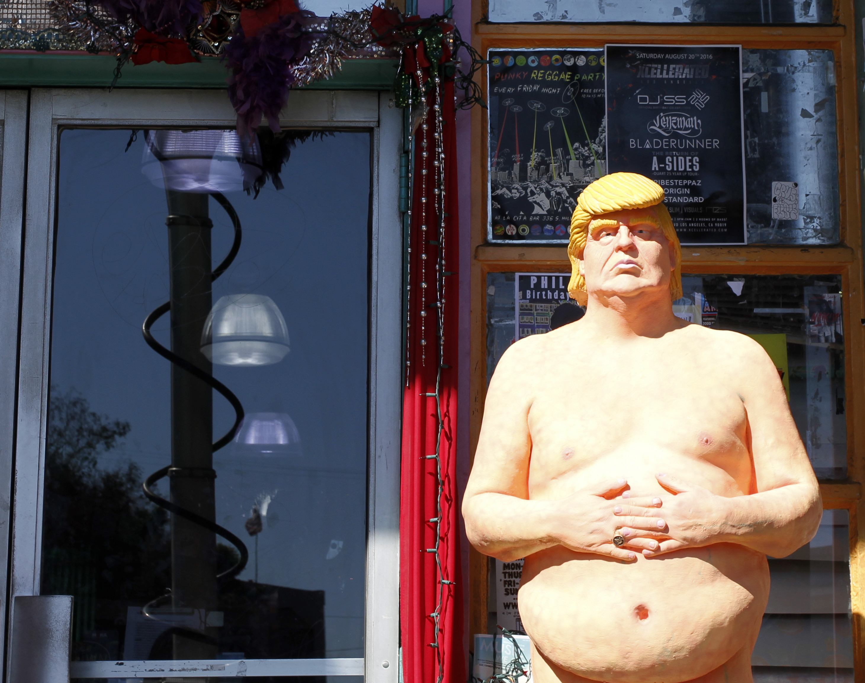 Naked Trump-Auction_177698