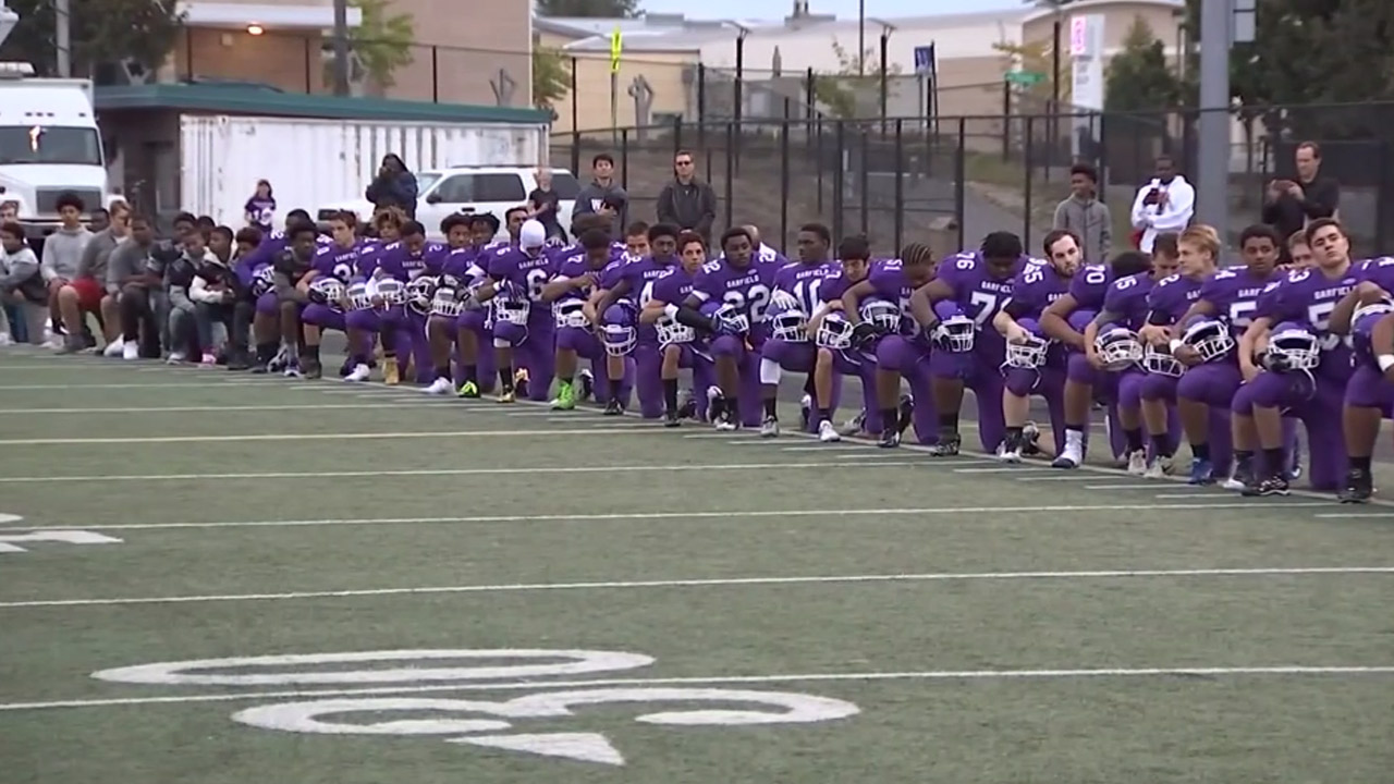 football-team-kneels_185011