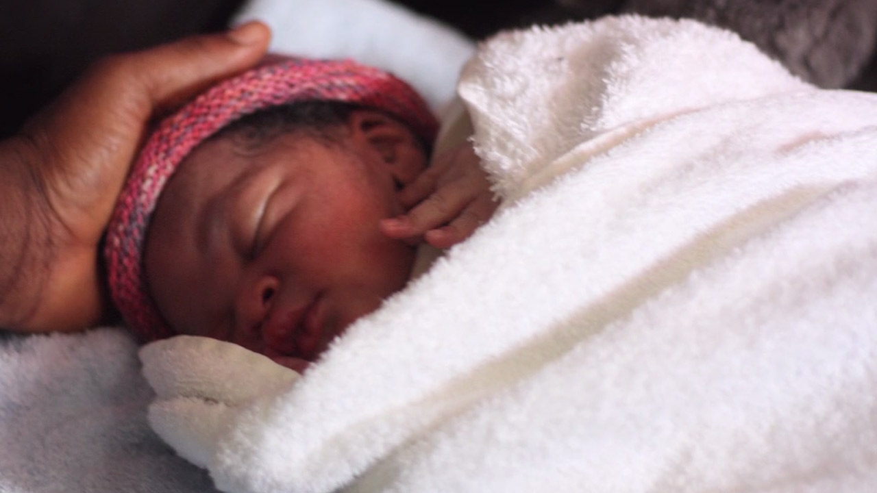 newborn-refugee-born-at-sea_182097
