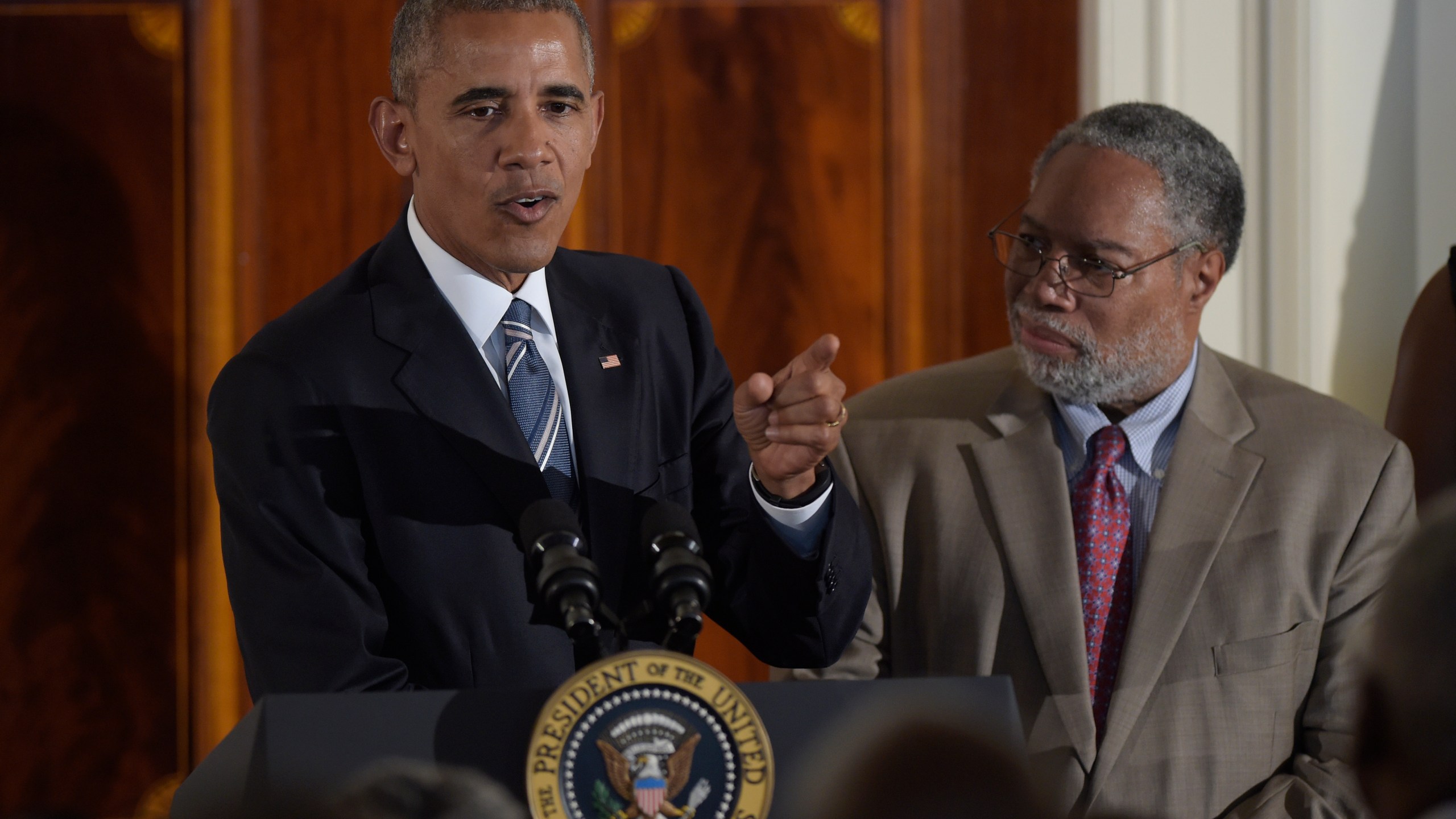 Barack Obama, Lonnie Bunch_187204