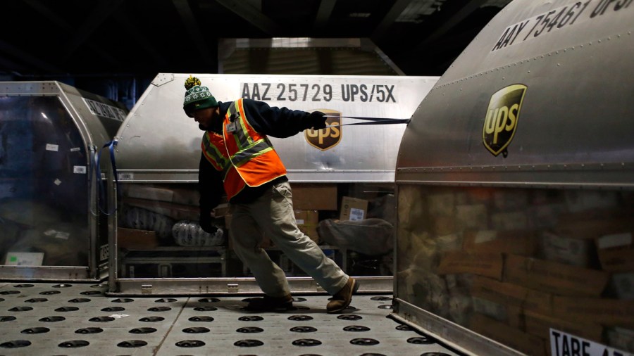 ups-worker_183174
