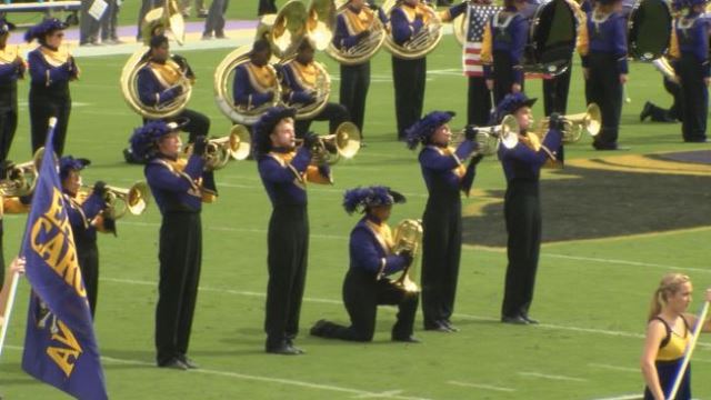 ecu-band-kneeling_190698