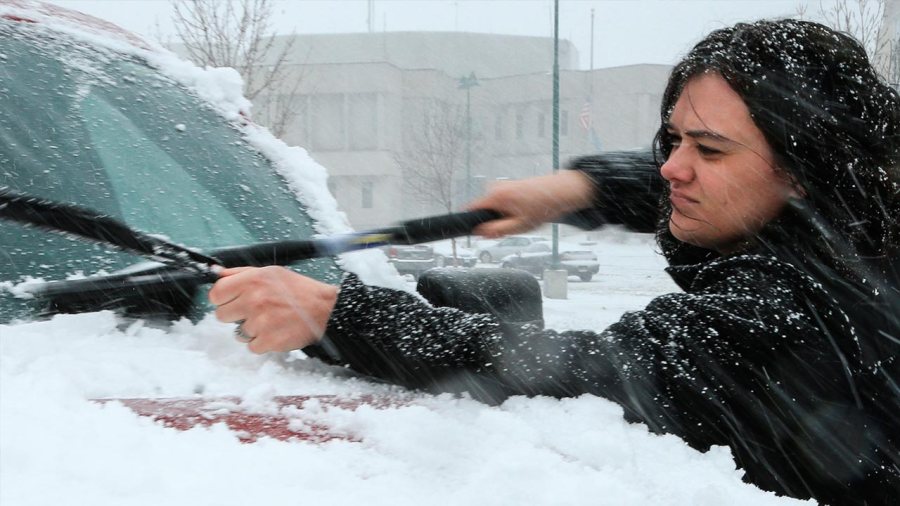 snow-car-window_221001