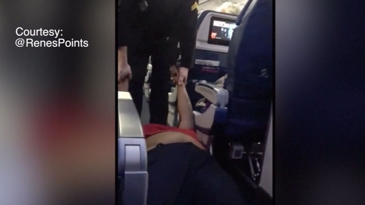 woman-dragged-off-flight_220050