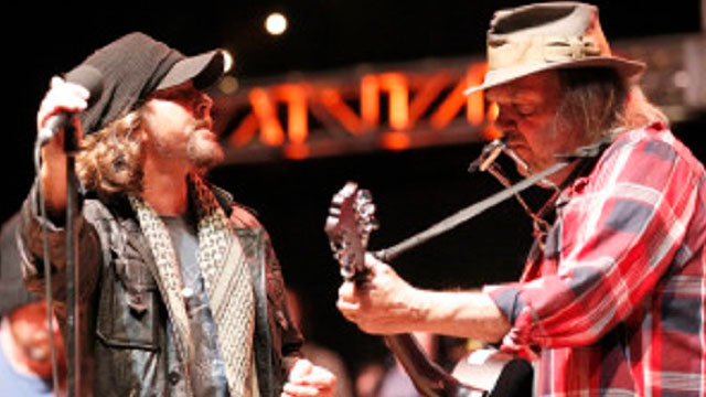 neil-young-pearl-jam_237832