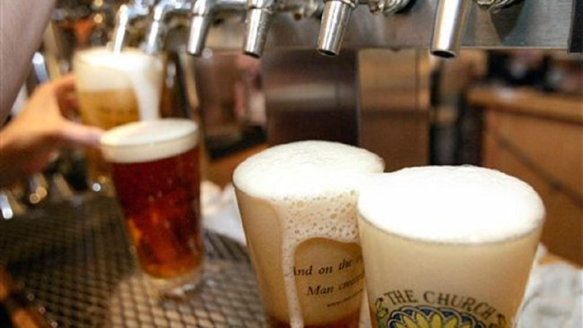 pouring-beer_229961