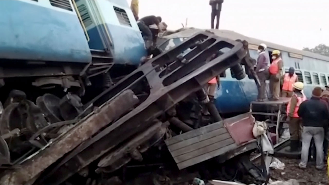 train-derails-india_234439