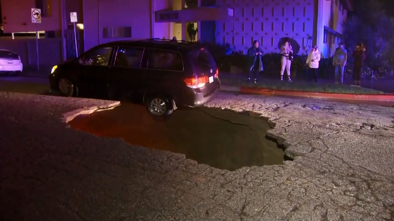 2-rescued-from-sinkhole_253635