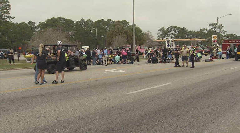 gulf-shores-car-drives-into-band_259488