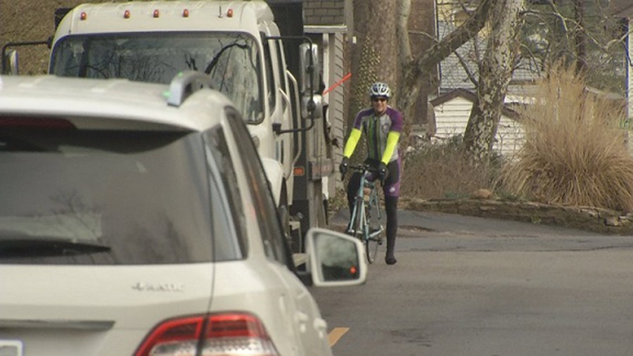 bicyclist-car-road_272438