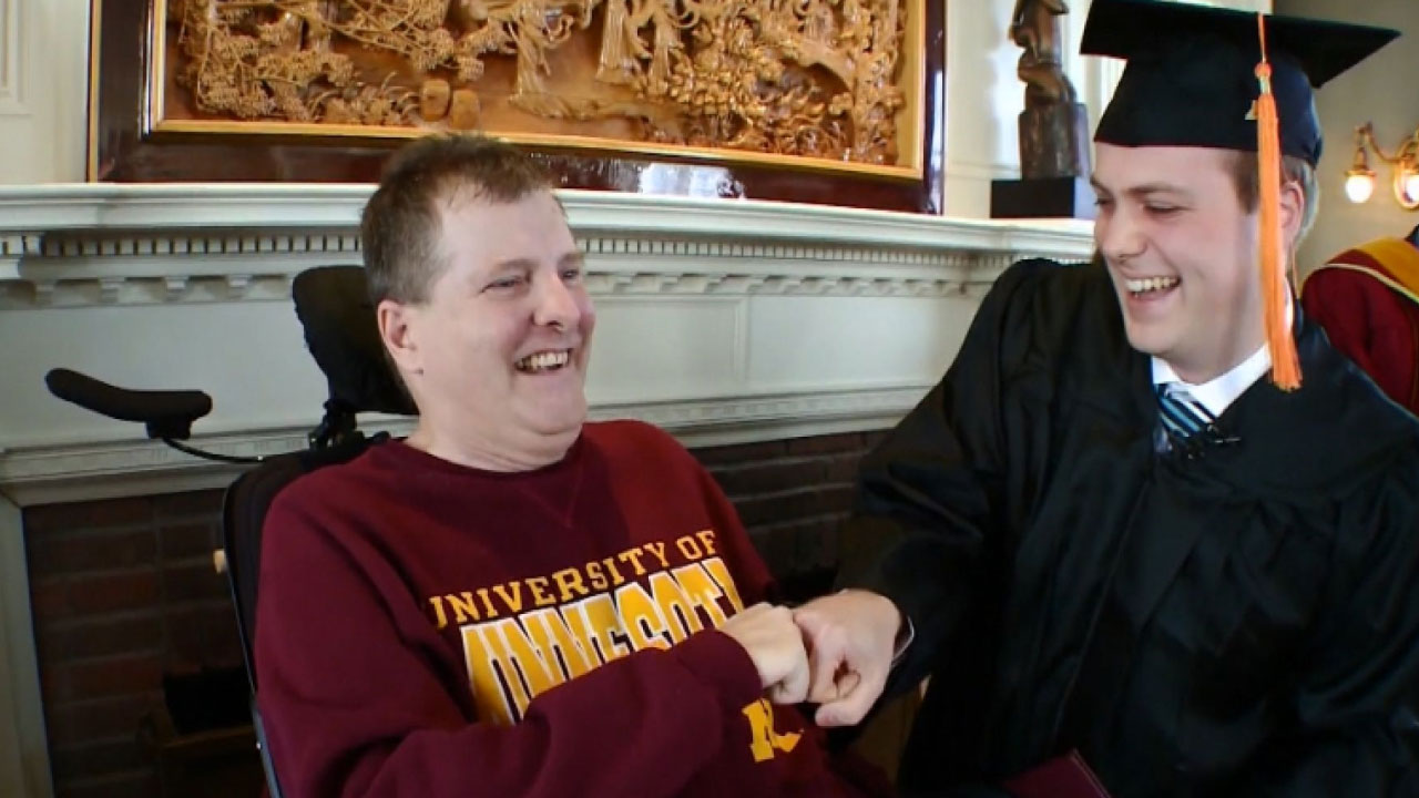father-sees-son-graduate_272331