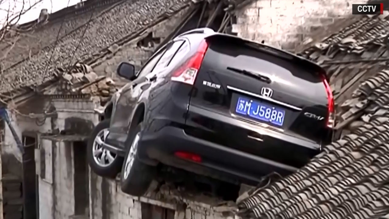 suv-lands-on-roof_266854