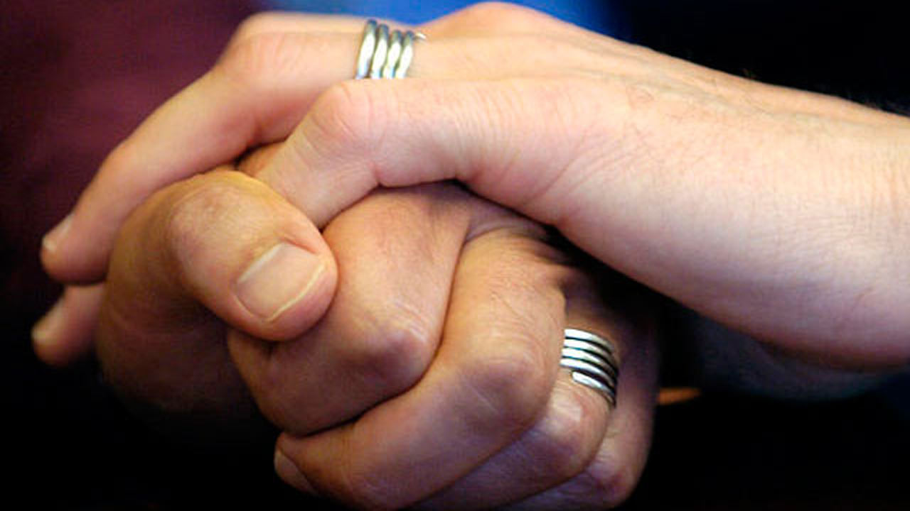 COUPLE-HOLDING-HANDS_338875