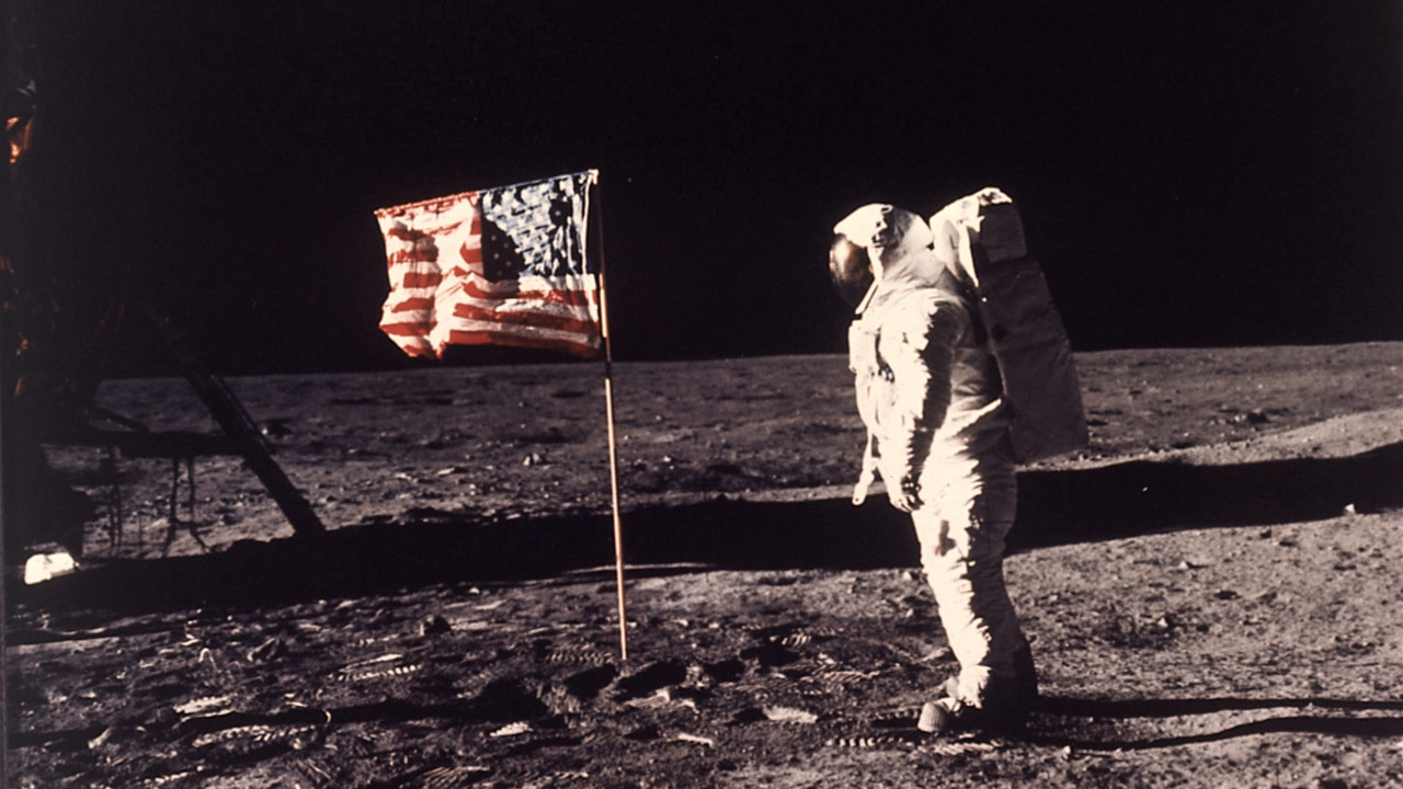 MOON-LANDING_338114