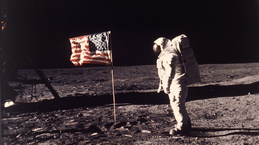 MOON-LANDING_338114