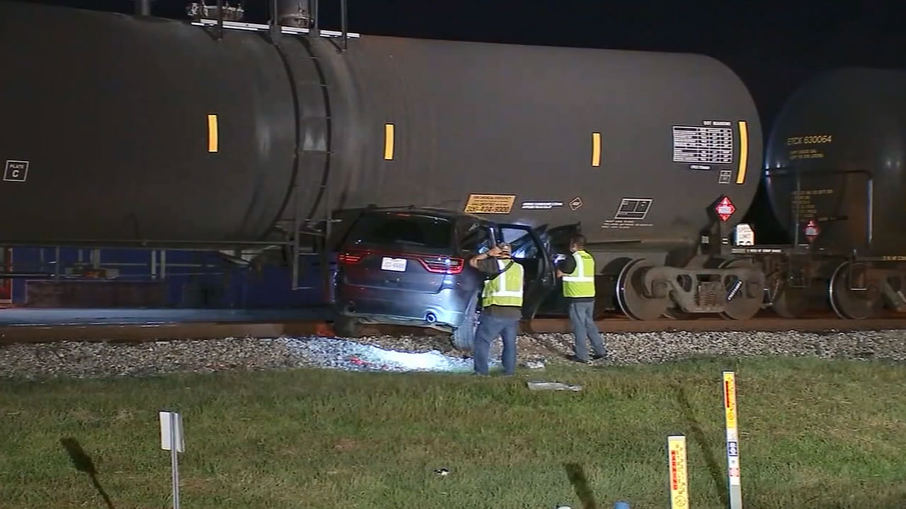 suv-dragged-by-train_336839