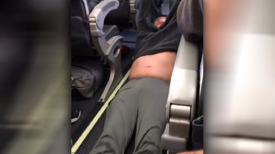 MAN-REMOVED-FROM-FLIGHT_283804