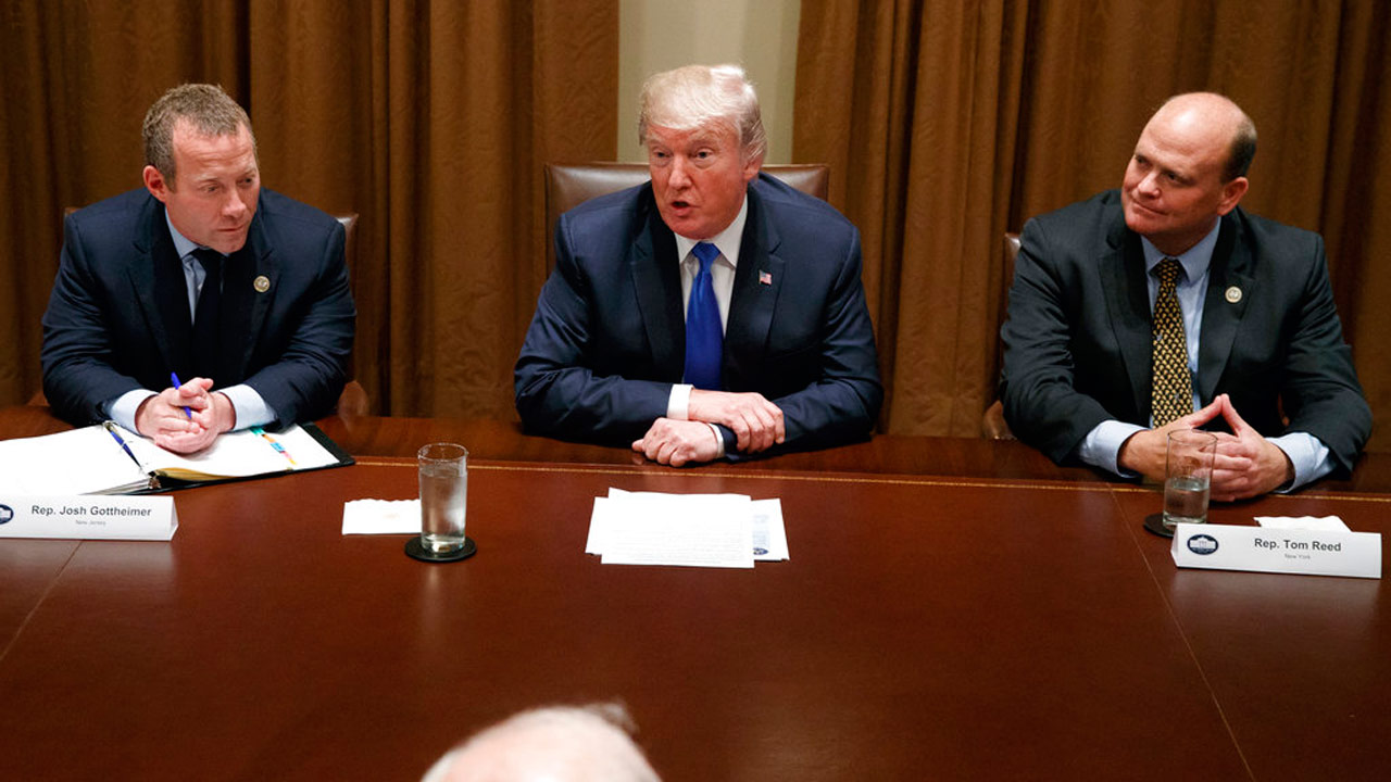 trump-with-reps_350734