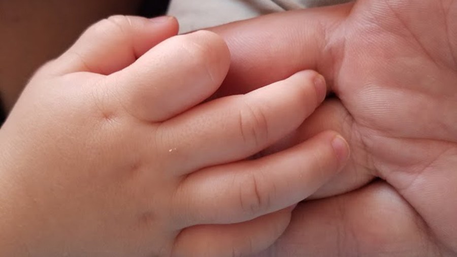 generic-baby-holding-hand_196248