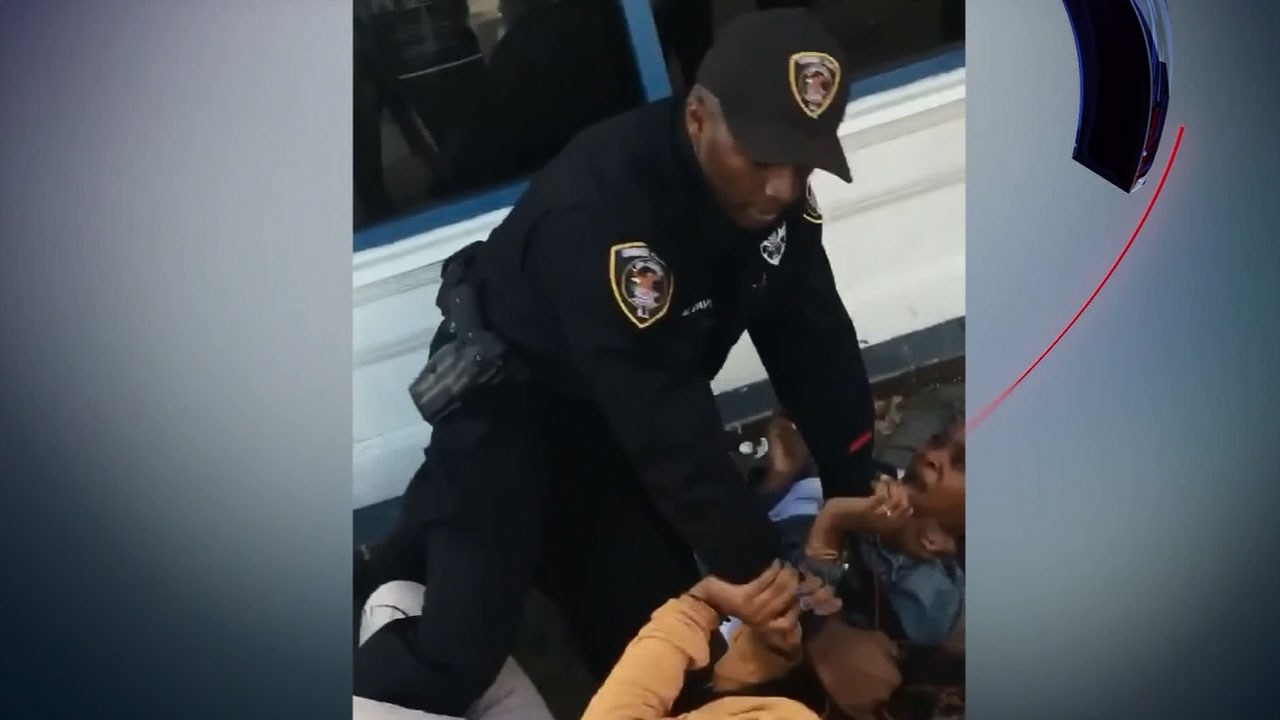 officer-attacks-twins_357721