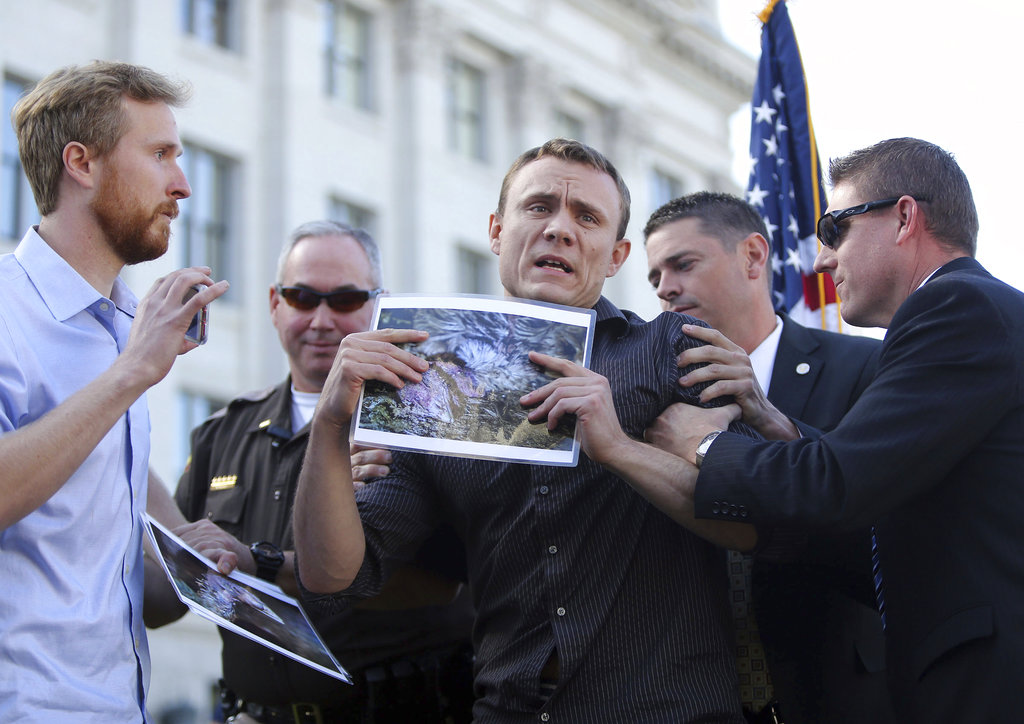 Activists Disrupt Turkey Pardon_367354