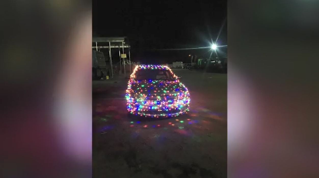 christmaslightscar_373787