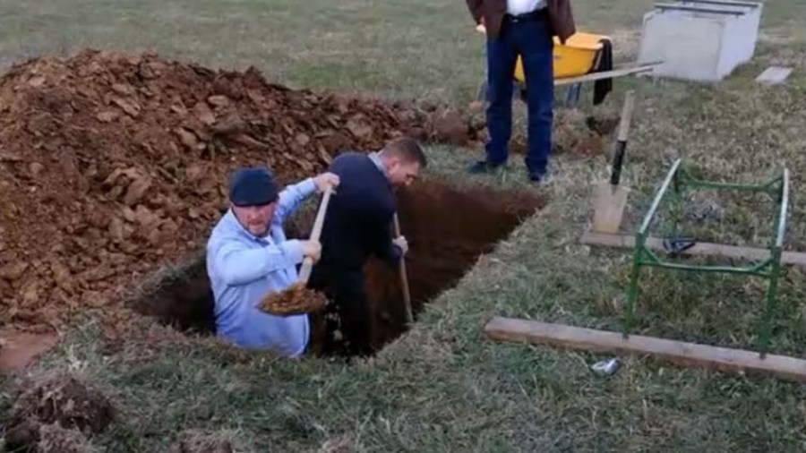 family-digs-grave_370899