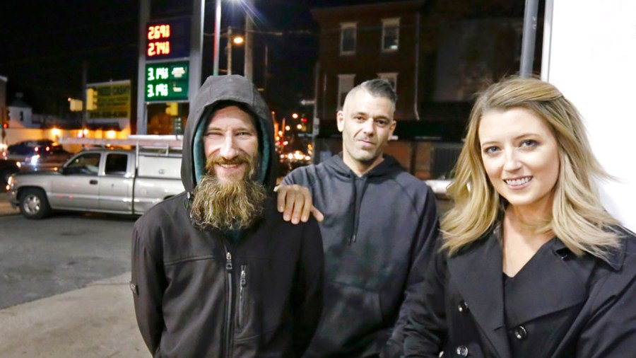 homeless-man-helps-woman_367660