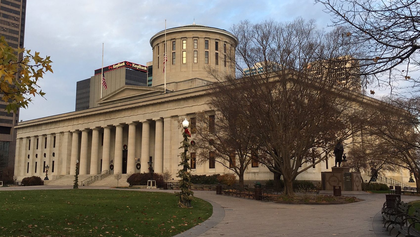ohio-statehouse-christmas_217550