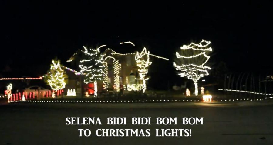 selena-christmas-lights_373003