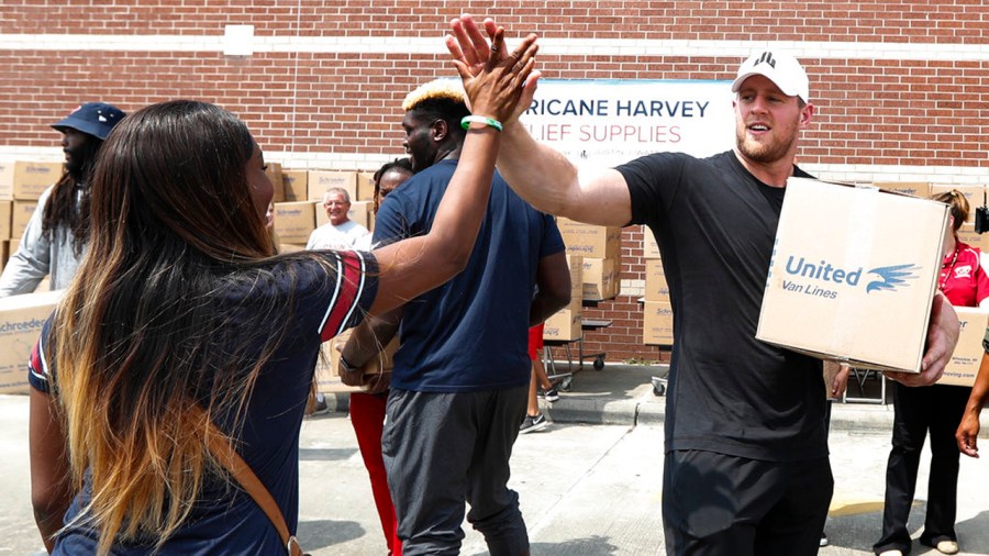 YE Athletes Helping Out_374465