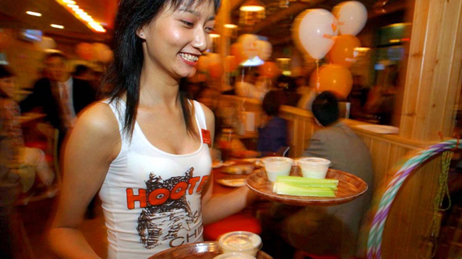 hooters-waitress_247772