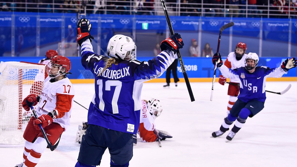 jocelyn_lamoureux-davidson_celebrates_usa-oar_391630