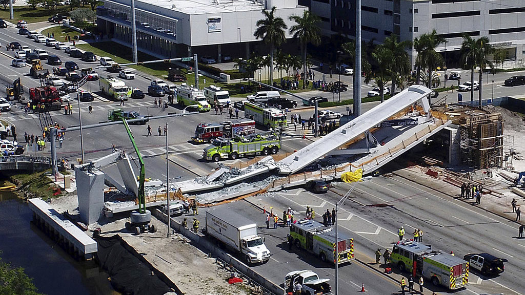 APTOPIX University Bridge Collapse_402127