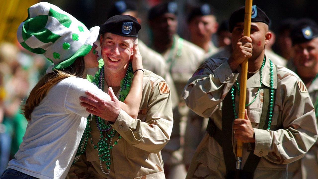 St Patricks Smooching Soldiers_400330