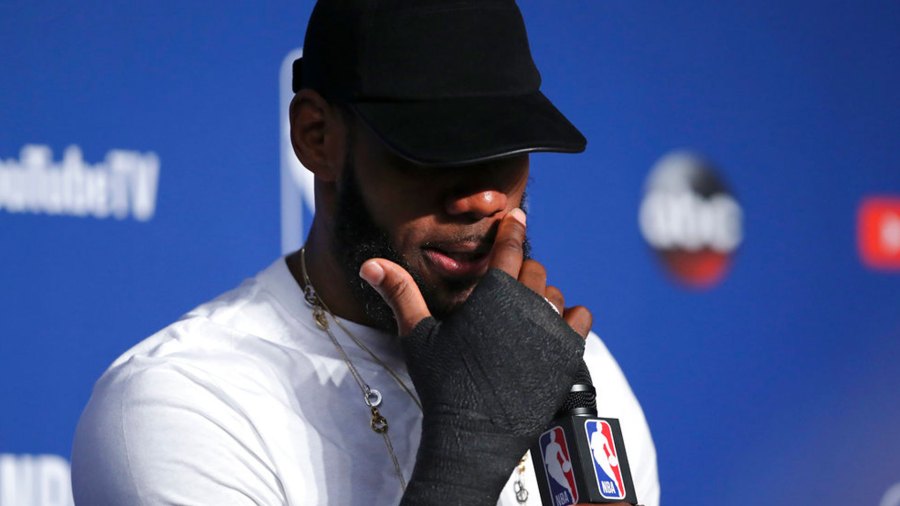 lebron-broken-hand_1528548563560.jpg