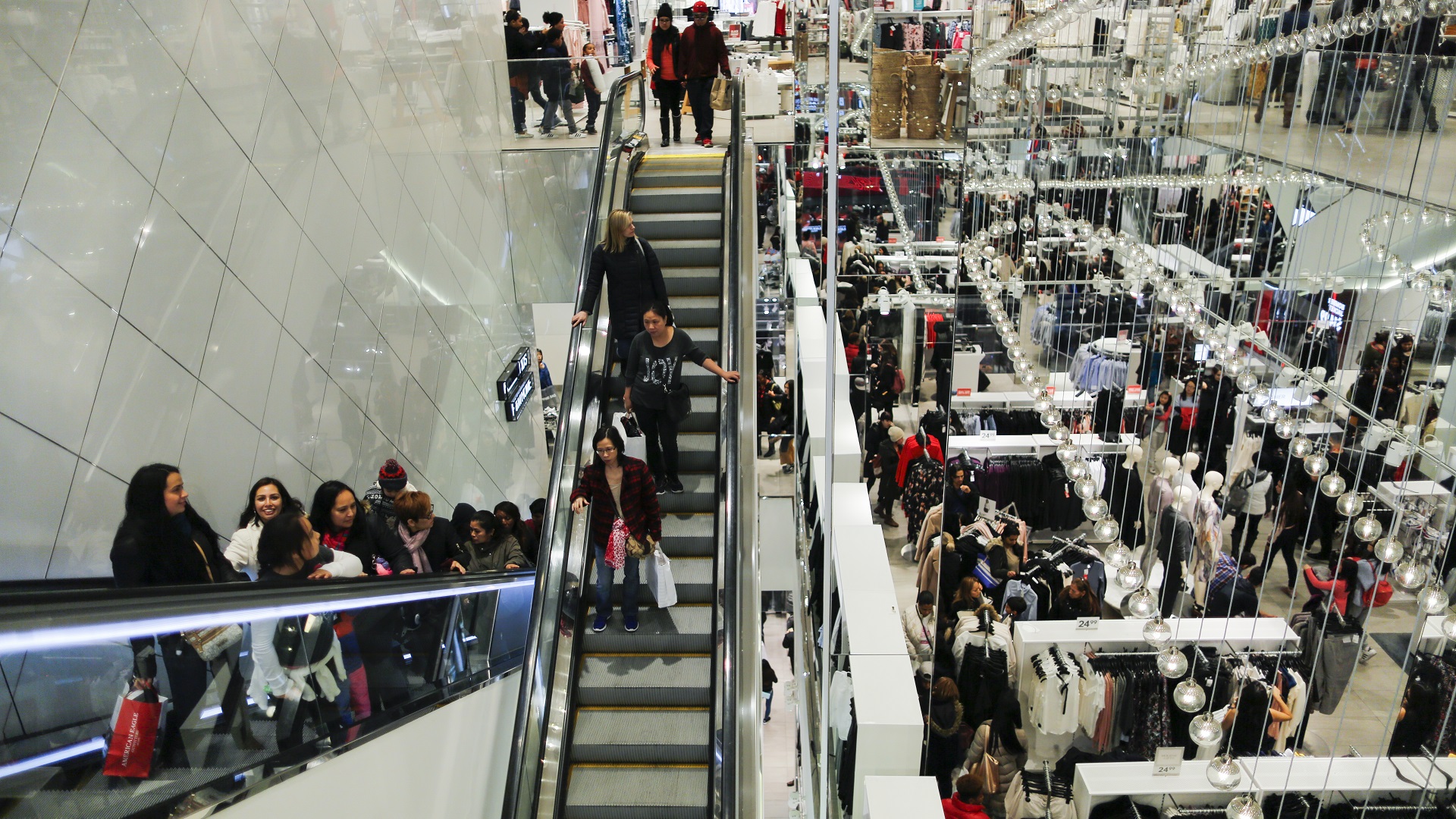 BLACK FRIDAY MALL SHOPPING-846652698