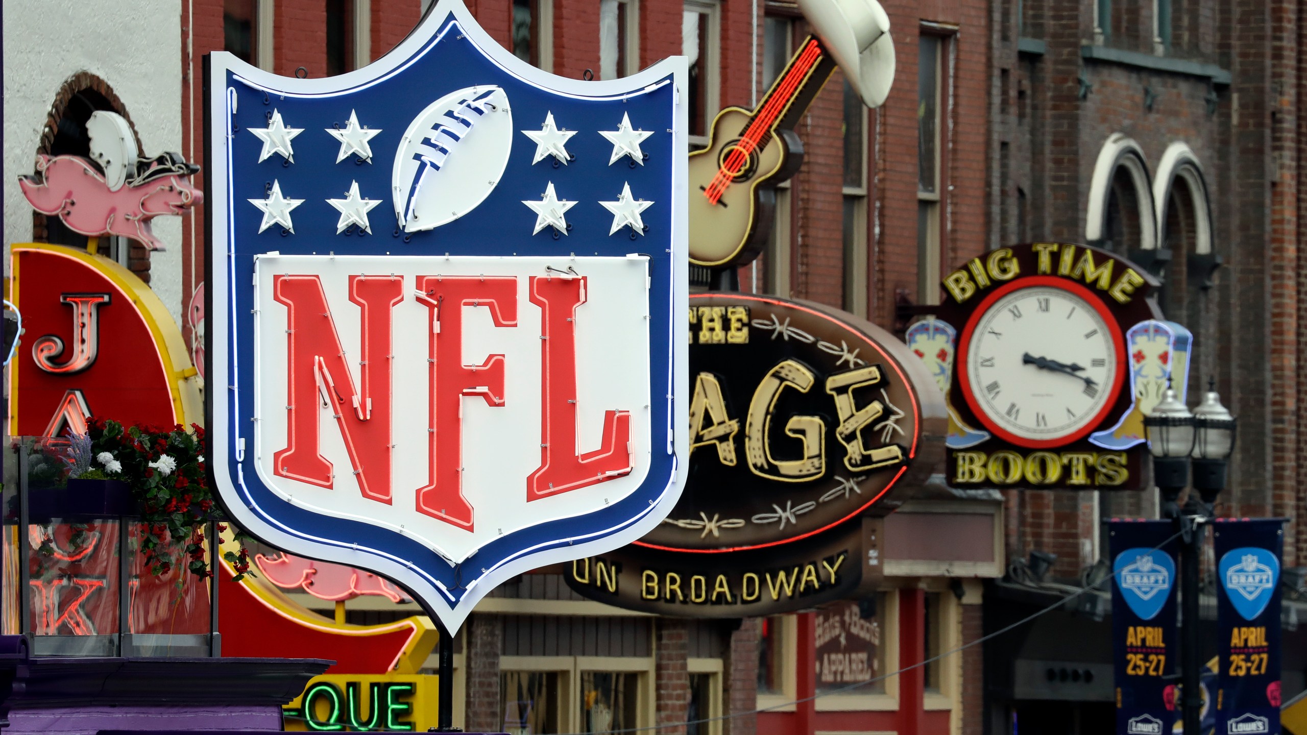 NFL_Draft_Football_45101-159532.jpg38963396