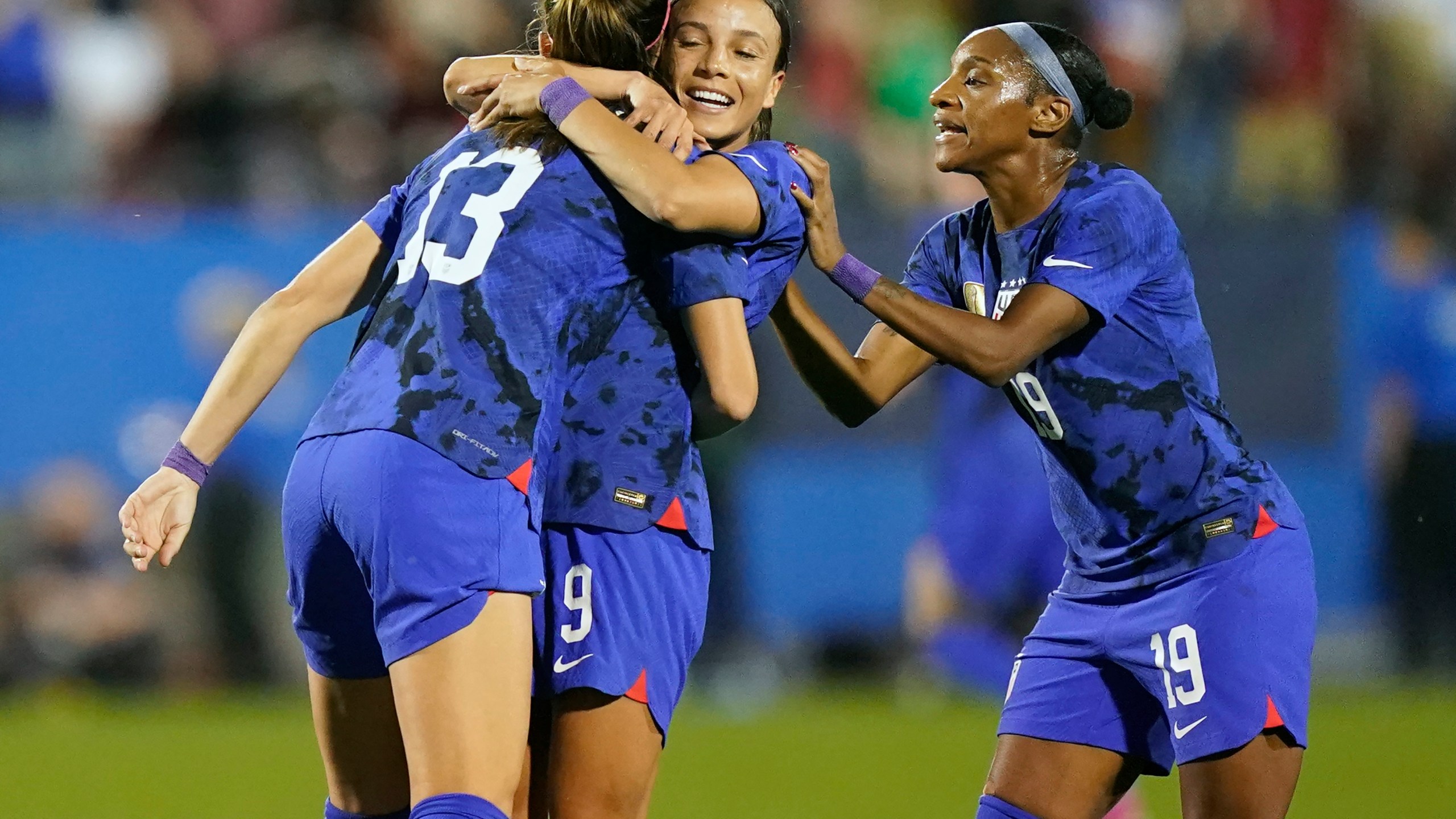 Alex Morgan, Mallory Swanson, Crystal Dunn