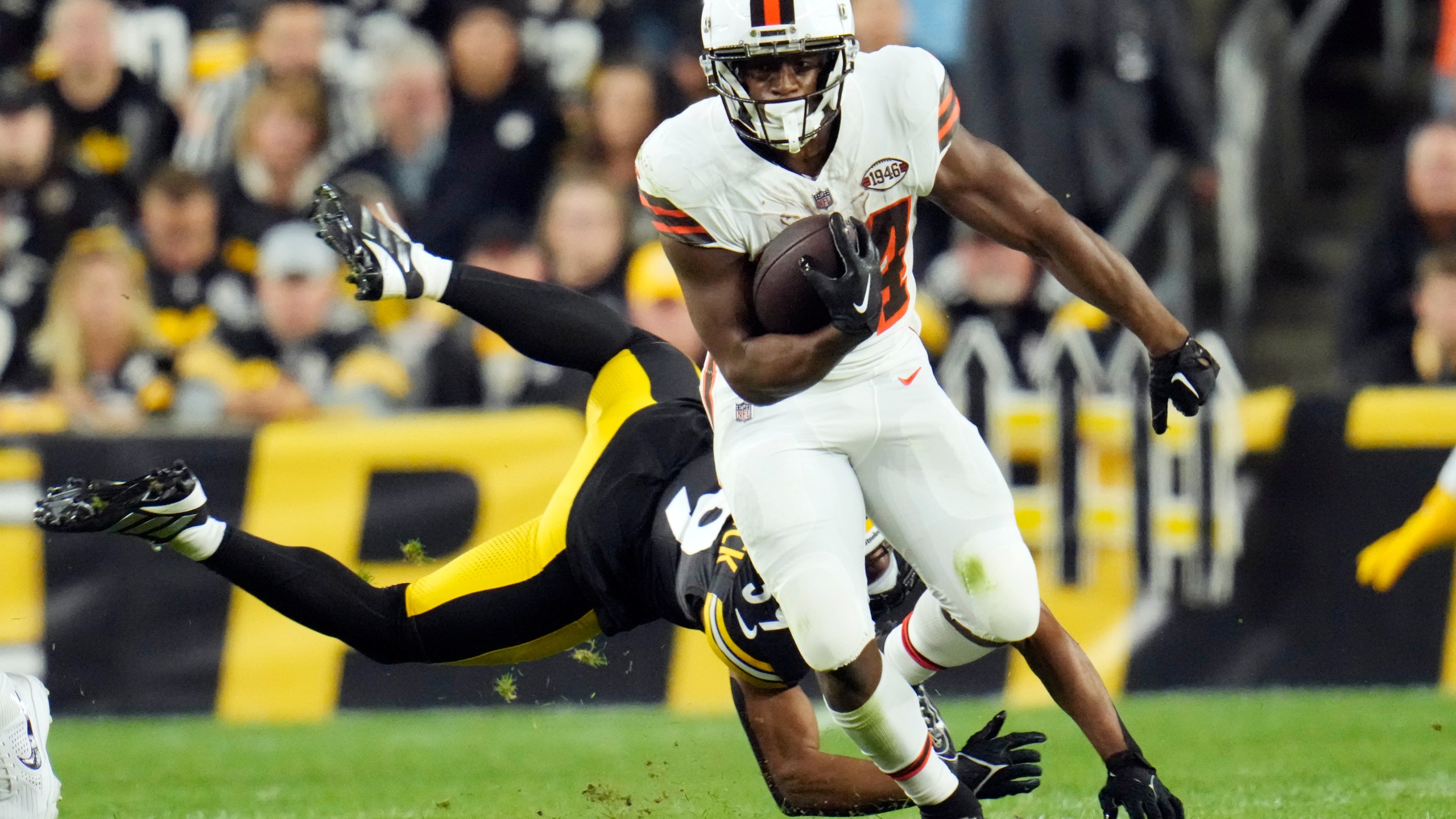 Cleveland Browns running back Nick Chubb runs past Pittsburgh Steelers safety Minkah Fitzpatrick during the first half of an NFL football game Monday, Sept. 18, 2023, in Pittsburgh. (AP Photo/Gene J. Puskar)