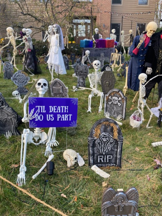 Jon and Kelly Phillip's 2023 'Til death do us part Halloween decorations (Photo: Kelly Phillips)