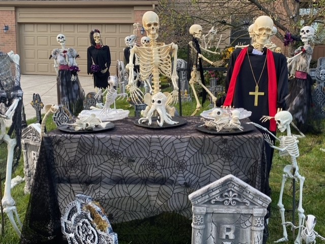 Jon and Kelly Phillip's 2023 'Til death do us part Halloween decorations (Photo: Kelly Phillips)