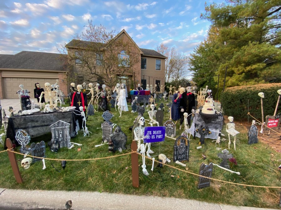 Jon and Kelly Phillip's 2023 'Til death do us part Halloween decorations (Photo: Kelly Phillips)