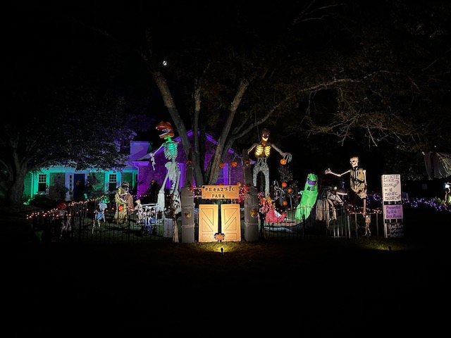 Robert and Gessica Peraza's 2023 "Perazzic Park" Halloween decorations (Photo: Robert and Gessica Peraza and Erika Pasko)