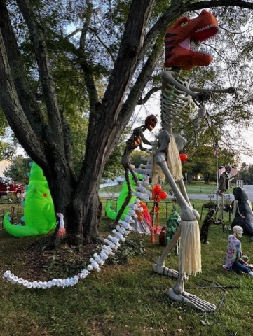 Robert and Gessica Peraza's 2023 "Perazzic Park" Halloween decorations (Photo: Robert and Gessica Peraza and Erika Pasko)