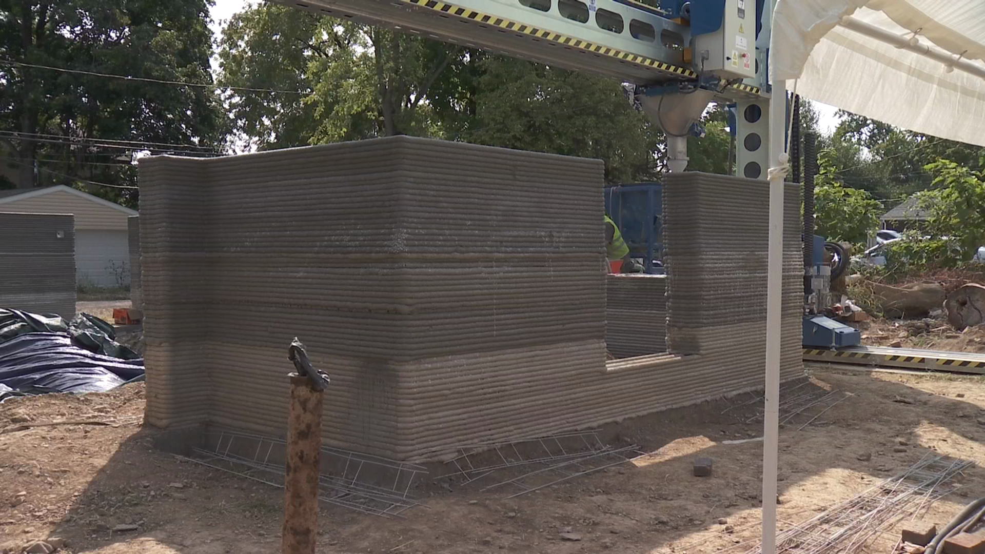 A giant 3D printer adds layers of concrete to Columbus' first home of its kind. (NBC4 Photo/Dan Hammond)